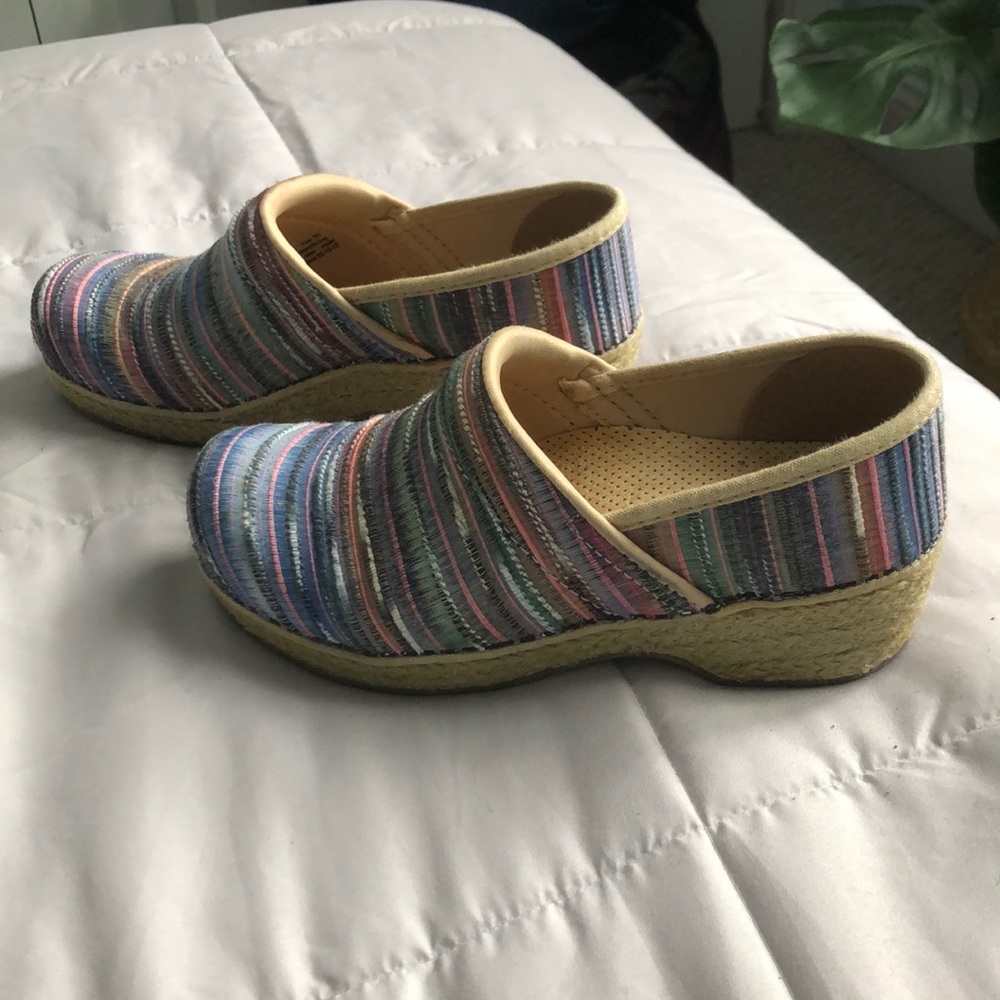 *BARELY WORN, SUPER CUTE DANSKO CLOGS! * SIZE 6
